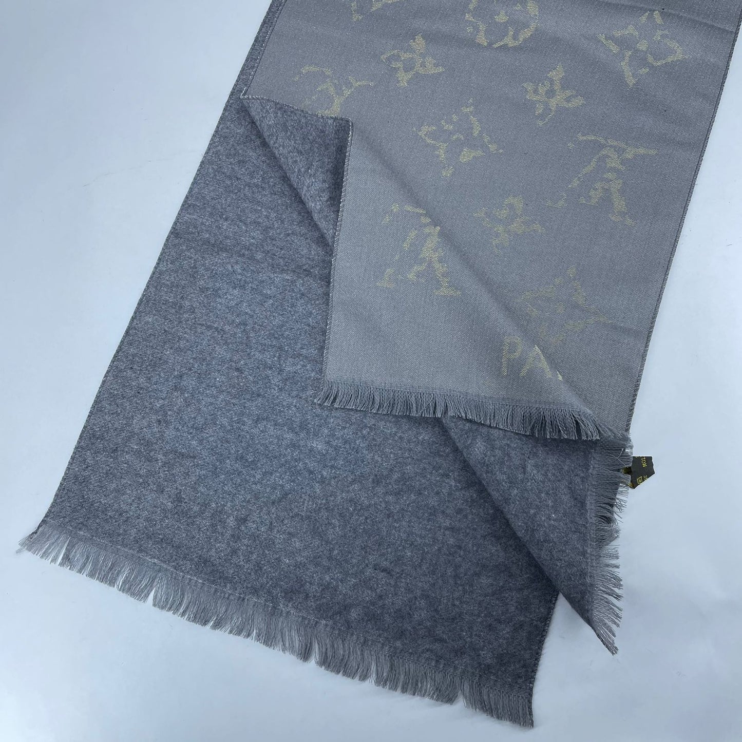 LV scarf